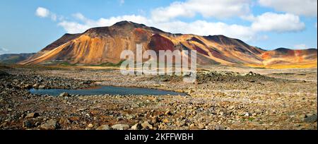 Hintergrund für unseren ersten Campingplatz auf dem kleinen arktischen Plateau der Spectrum Range im Mount Edziza Provincial Park. Stockfoto