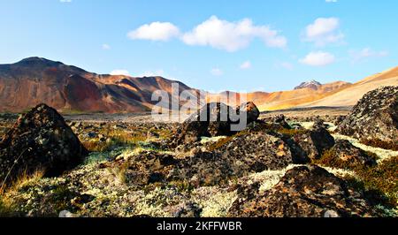 Hintergrund für unseren ersten Campingplatz auf dem kleinen arktischen Plateau der Spectrum Range im Mount Edziza Provincial Park. Stockfoto