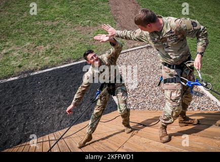 Personal Sgt. Jeff Cooper, ein Glenwood, Iowa, gebürtiger und Infanterist, der Company B, 1. Bataillon, 168. Infanterie-Regiment, Iowa Army National Guard, High Fives Sgt. Drake Latham, ein Clarinda, Iowa, gebürtiger Infanterist, der der Headquarters & Headquarters Company, 1-168. Infanterie, während der Abseilen-Praxis am 14. September 2022 in Camp Dodge in Johnston, Iowa, zugewiesen wurde. Fast 30 Soldaten und Luftwaffe nahmen an einem Master Rappel Kurs Teil, der von einem mobilen Trainingsteam des Army National Guard Warrior Training Center in Fort Benning, Georgia, veranstaltet wurde. Stockfoto