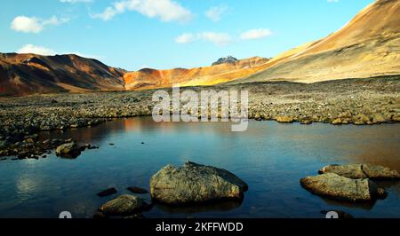 Hintergrund für unseren ersten Campingplatz auf dem kleinen arktischen Plateau der Spectrum Range im Mount Edziza Provincial Park. Stockfoto
