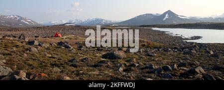 Die Pacific Coastal Range ist unsere Kulisse für unseren ersten Campingplatz auf dem kleinen arktischen Plateau des Spectrum Range im Mount Edziza Provincial Park. Stockfoto