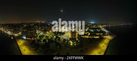 Panoramablick auf den Weißen Turm in Thessaloniki während der Nacht Stockfoto