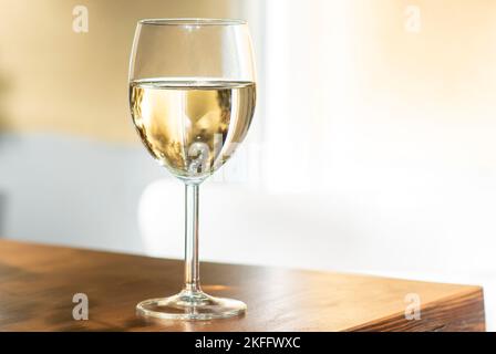 Ein Glas Weißwein in einer Bar in einem Pub, Alkoholkonsum und ein abendliches Konzept Stockfoto