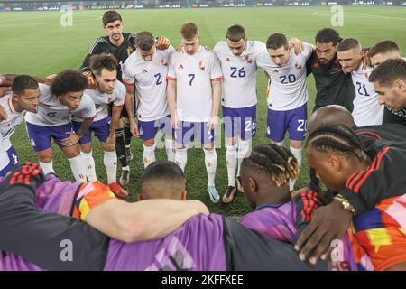 Belgiens Spieler beim Start eines Freundschaftsspiels der ägyptischen Fußballnationalmannschaft gegen die belgische Fußballnationalmannschaft der Roten Teufel im Jaber Al-Ahmad International Stadium in Ardiya, Kuwait, Freitag, 18. November 2022. Die Red Devils sind in Kuwait, um sich auf die bevorstehende FIFA-Weltmeisterschaft 2022 in Katar vorzubereiten. BELGA FOTO BRUNO FAHY Stockfoto