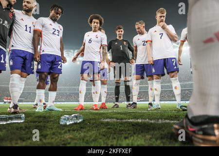 Belgiens Spieler beim Start eines Freundschaftsspiels der ägyptischen Fußballnationalmannschaft gegen die belgische Fußballnationalmannschaft der Roten Teufel im Jaber Al-Ahmad International Stadium in Ardiya, Kuwait, Freitag, 18. November 2022. Die Red Devils sind in Kuwait, um sich auf die bevorstehende FIFA-Weltmeisterschaft 2022 in Katar vorzubereiten. BELGA FOTO BRUNO FAHY Stockfoto