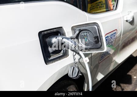 Wien, Österreich - 14. Oktober 2022: Weißes Elektroauto lädt Batterien an einer Ladestation in Wien, Österreich Stockfoto