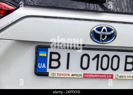 Wien, Österreich - 14. Oktober 2022: Weißes Toyota-Auto mit ukrainischer Zulassung auf einer Straße in Wien, Österreich, geparkt Stockfoto