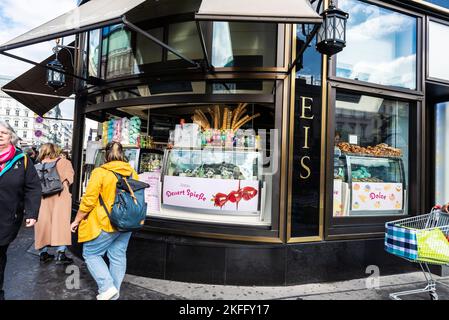 Wien, Österreich - 14. Oktober 2022: Ausstellung eines Eis-Dessertspiebe, Eisdiele mit Menschen in der Kärntner Ring Avenue, einer Einkaufsstraße von Stockfoto