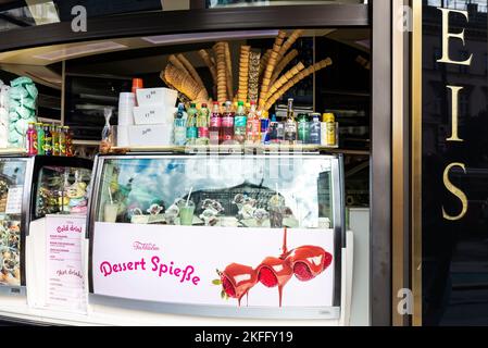 Wien, Österreich - 14. Oktober 2022: Ausstellung eines Eis-Dessertspiebe, Eisdiele in der Kärntner Ring Avenue, einer Einkaufsstraße von Wien, Österreich Stockfoto