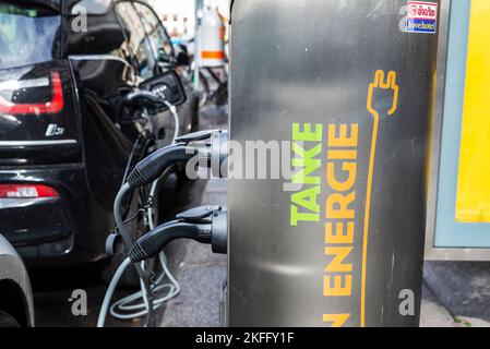 Wien, Österreich - 14. Oktober 2022: Elektroautos, Modelle BMW i3, Aufladen von Batterien an einer Ladestation der Firma Wien Energie in Vien Stockfoto