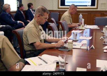 Generalmajor Keith D. Reventlow, kommandierender General des Marine Corps Logistics Command (LOGCOM), bereitet sich auf das Jahrestreffen 18. mit der Handelskammer des Gebiets Albany in Washington D.C. am 15. September 2022 vor. Die Mitglieder der Kammer trafen sich mit der Leitung des Marine Corps und der Delegation des Kongresses in Georgien, um zu diskutieren, wie die derzeitigen und zukünftigen Initiativen der Marine Corps Logistics Base (MCLB) Albany und LOGCOM mit der globalen Haltung der Streitkräfte übereinstimmen. Der Besuch unterstreicht den Wert von MCLB Albany und LOGCOM für die Kongressmitglieder und untersucht, wie die Handelskammer der Region Albany, lokale Gemeinschaft, genutzt werden kann Stockfoto