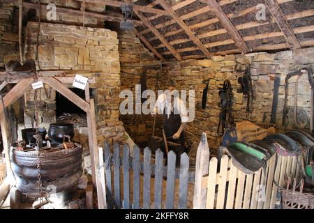 Alte Schmiede im Kerry Bog Village Museum, Irland Stockfoto