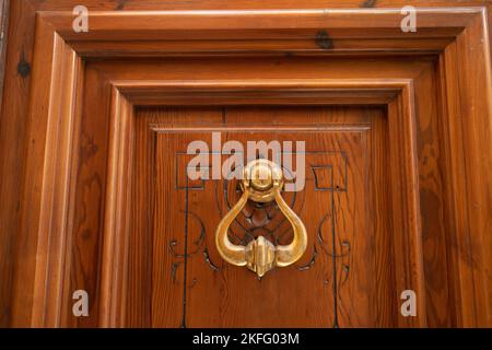 Dekorative Metallelemente für die Dekoration von Türen und Möbeln. Im alten Stil hergestellt. Stockfoto