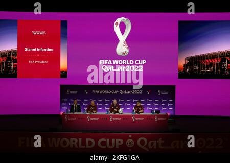 Doha. 18.. November 2022. Das Foto vom 18. November 2022 zeigt ein Mediengespräch im 2022 Qatar World Cup Main Media Center in Doha, Katar. Quelle: Jia Haocheng/Xinhua/Alamy Live News Stockfoto