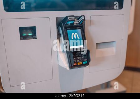 Valencia, Spanien: 16. Oktober 2022: Zahlungsterminal am Kiosk, um Essen im McDonald's Restaurant zu bestellen Stockfoto