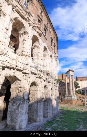 Das Theater von Marcellus (Teatro Marcello) in Italien, das größte Freilichttheater im antiken Rom. Rechts die Ruinen des Tempels von Apollo Sosianus. Stockfoto