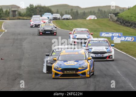 1 Ash Sutton NAPA Racing UK Ford Focus und 24 Jake Hill ROKIT MB Motorsport BMW 330i Stockfoto