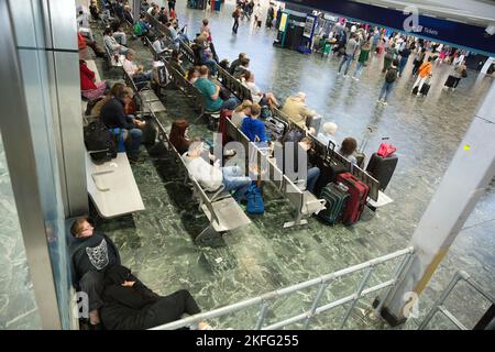 Am dritten Tag des Eisenbahnstreiks warten Menschen am Bahnhof Euston in London. Stockfoto