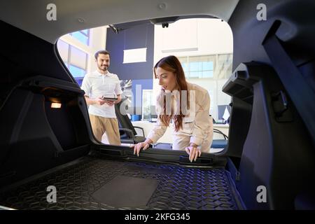 Fokussierter Kunde des Autohauses, der den Fahrzeuginnenraum inspiziert Stockfoto