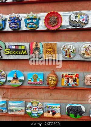 Kunsthandwerk und Kühlschrankmagnete zum Verkauf auf dem indischen Straßenmarkt in Sikkim, Indien Stockfoto