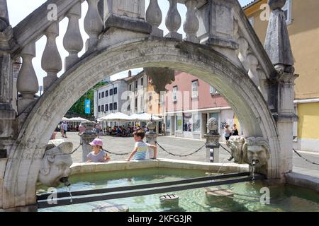 17.. Jahrhundert Da Ponte-Brunnen (Da Pontejev vodnjak), Preserenplatz, Koper, Slowenisches Istrien, Slowenien Stockfoto
