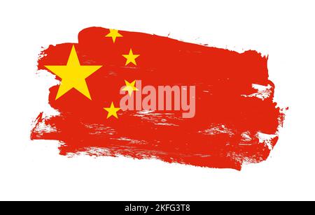 Pinselstrich gemalt verzweifelte Flagge von china auf weißem Hintergrund Stockfoto