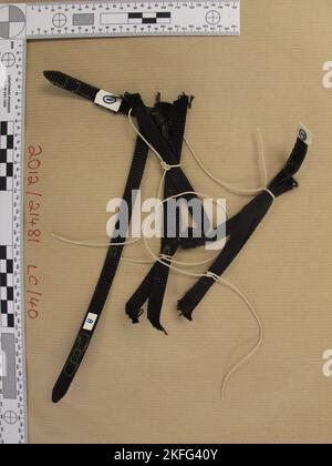 Undatierte Handout-Foto der Metropolitan Police des Armbands, mit dem Danville Neil die Hände von William Bryan fesselte. Der gewalttätige Berufsverbrecher wurde für schuldig befunden, einen älteren Bruder und eine ältere Schwester in einem verwickelten Einbruch getötet zu haben. Der 65-Jährige griff im August 1993 den Veteranen des Zweiten Weltkriegs, William Bryan, 71, und die Witwe Anne Castle, 74, während eines Einbruchs in ihr Haus im Osten Londons an. Ausgabedatum: Freitag, 18. November 2022. Stockfoto