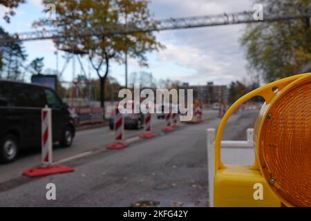 Hamburg, Deutschland. 18.. November 2022. Autos stecken in Hamburg aufgrund der Schließung des A7 in Staus. Die Autobahn nördlich und südlich des Elbtunnels wird von sechs auf acht Fahrspuren erweitert. Im Altona-Gebiet wird er mit einer gut zwei Kilometer langen Lärmschutzabdeckung versehen. Dafür sollen jetzt drei Brücken abgerissen werden. Quelle: Kilian Genius/dpa/Alamy Live News Stockfoto