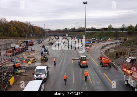 Hamburg, Deutschland. 18.. November 2022. Bauarbeiter und Baufahrzeuge sind auf der A7 in Hamburg zu sehen. Die Autobahn nördlich und südlich des Elbtunnels wird von sechs auf acht Fahrspuren erweitert. Im Altona-Gebiet wird er mit einer gut zwei Kilometer langen Lärmschutzabdeckung versehen. Dafür sollen jetzt drei Brücken abgerissen werden. Quelle: Kilian Genius/dpa/Alamy Live News Stockfoto