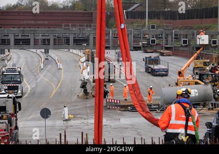 Hamburg, Deutschland. 18.. November 2022. Bauarbeiter und Baufahrzeuge sind auf der A7 in Hamburg zu sehen. Die Autobahn nördlich und südlich des Elbtunnels wird von sechs auf acht Fahrspuren erweitert. Im Altona-Gebiet wird er mit einer gut zwei Kilometer langen Lärmschutzabdeckung versehen. Dafür sollen jetzt drei Brücken abgerissen werden. Quelle: Kilian Genius/dpa/Alamy Live News Stockfoto