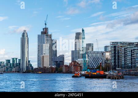 Hochhausgrundstücke am Südufer der Themse in Vauxhall, London, Großbritannien Stockfoto