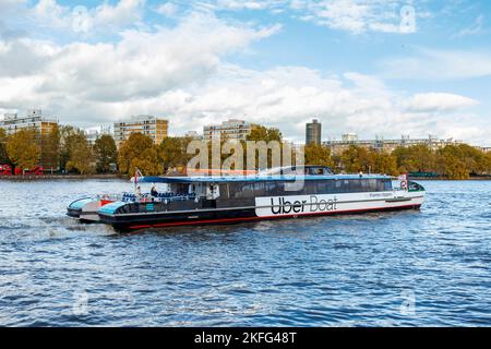 Ein Uber Boat Thames Clipper auf dem Fluss in Battersea, London, Großbritannien Stockfoto