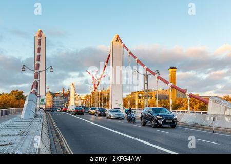 Verkehr auf der Südseite der Chelsea Bridge in Battersea, London, Großbritannien Stockfoto