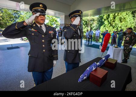 US Army Sgt. Bless E. Sherrill, links, Headquarters and Headquarters Company, 44. Infantry Brigade Combat Team und SPC. William J. Doyle, 104. Brigade Engineer Bataillon, beide mit der New Jersey Army National Guard, grüßen während der New Jersey Mission of Honor (NJMOH) Zeremonie 38. auf dem Brigadier General William C. Doyle Veterans Memorial Cemetery in Wrightstown, New Jersey, 15. September 2022. Die Kremains der Veteranen der US-Armee des Ersten Weltkriegs, Verna W. Hanway und Hans Lauritson; John Countryman der Veteranen der US-Armee des Zweiten Weltkriegs, Robert L. Mabee, Albert T Whiteside, Jr., Elmer A. Willis und WOR Stockfoto