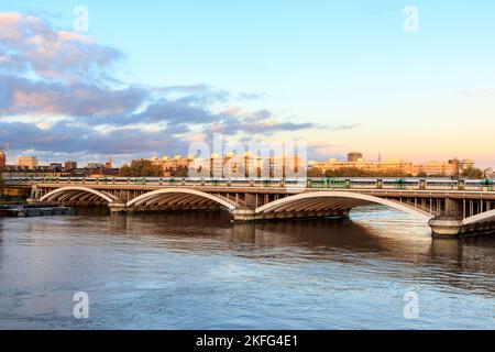 Züge auf der Grosvenor Railway Bridge, Battersea, London, Großbritannien Stockfoto