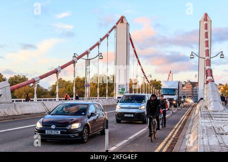Verkehr und Radfahrer auf der Südseite der Chelsea Bridge in Battersea, London, Großbritannien Stockfoto
