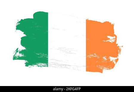 Stroke Pinsel gemalt Distressed Flagge von irland auf weißem Hintergrund Stockfoto