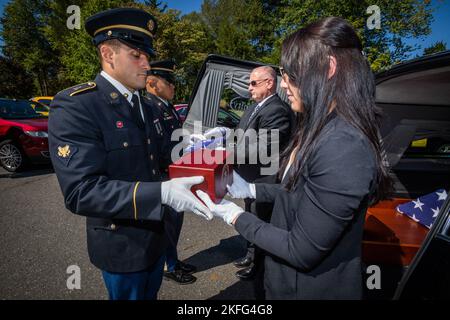 SPC der US-Armee. William J. Doyle, links, Brigadeingenieur-Bataillon 104., erhält während Sgt eine Urne mit den Kremains eines Veteranen. Bless E. Sherrill, Headquarters and Headquarters Company, 44. Infantry Brigade Combat Team, beide mit der New Jersey Army National Guard, wird eine amerikanische Flagge während der New Jersey Mission of Honor (NJMOH) Zeremonie 38. auf dem Brigadier General William C. Doyle Veterans Memorial Cemetery in Wrightstown, New Jersey, 15. September 2022. Die Kremains der Veteranen der US-Armee im Ersten Weltkrieg, Verna W. Hanway und Hans Lauritson; John der Veteranen der US-Armee im Zweiten Weltkrieg Stockfoto