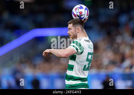 SYDNEY, AUSTRALIEN - 17. NOVEMBER: Anthony Ralston von Celtic bereitet sich darauf vor, den Ball während des Spiels zwischen Sydney und Celtic am 17. November 2022 im Allianz Stadium in Sydney, Australien, zu werfen Stockfoto