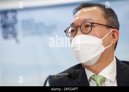 Justizminister Paul Lam Ting-kwok spricht mit den Medien auf dem Justice Place in Central. 27OCT22. SCMP/May Tse Stockfoto