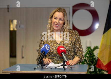 Brüssel, Den 18 November 2022. Etat-Staatssekretärin Eva De Bleeker, abgebildet während einer Pressekonferenz, um ihren Rücktritt als Staatssekretärin bekannt zu geben, am Freitag, den 18. November 2022 in Brüssel. BELGA FOTO HATIM KAGHAT Stockfoto