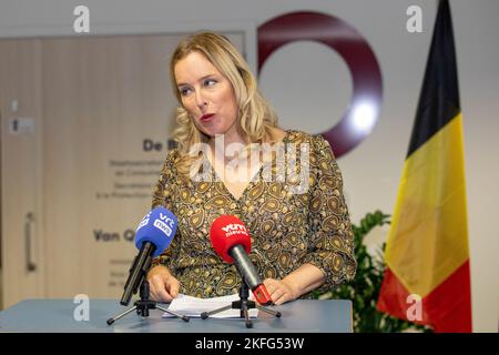 Brüssel, Den 18 November 2022. Etat-Staatssekretärin Eva De Bleeker, abgebildet während einer Pressekonferenz, um ihren Rücktritt als Staatssekretärin bekannt zu geben, am Freitag, den 18. November 2022 in Brüssel. BELGA FOTO HATIM KAGHAT Stockfoto