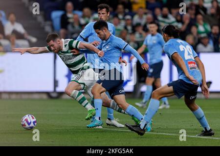 SYDNEY, AUSTRALIEN - 17. NOVEMBER: Connor O’Toole aus Sydney kämpft mit Anthony Ralston aus Celtic während des Spiels zwischen Sydney und Celtic im Allianz Stadium um den Ball Stockfoto