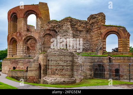 Schöne Aussicht vom Norden auf den Eingangsbereich der Kaiserthermen, einer großen römischen Badeanlage in Trier, Deutschland. Die zentrale Apsis ist... Stockfoto