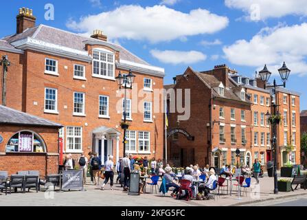 Ludlow Shropshire Ludlow College - Castle Square Campus und Leute saßen auf dem Marktplatz Ludlow Shropshire England GB Europa Stockfoto