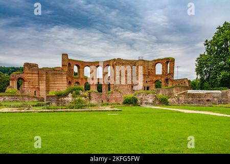 Schöner Panoramablick auf die römische Badeanlage mit der Palaestra im archäologischen Park der berühmten Trierer Kaiserthermen in... Stockfoto