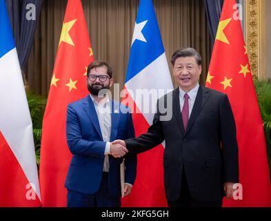 Bangkok, Thailand. 18.. November 2022. Der chinesische Präsident Xi Jinping trifft sich am 18. November 2022 in Bangkok, Thailand, mit dem chilenischen Präsidenten Gabriel Boric. Quelle: Zhai Jianlan/Xinhua/Alamy Live News Stockfoto