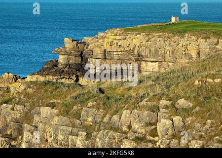 Blick auf das Meer vom Küstenpfad in Moelfre, auf der Isle of Anglesey, North Wales, Großbritannien, Sommer Stockfoto