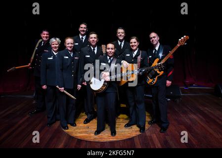 Die US Navy Band Country Current steht nach ihrer nationalen Tourperformance 2022 auf der Bühne des legendären Grand ‘Ole Opry in Nashville, Tennessee Stockfoto