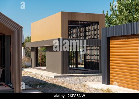 Neu gebautes Gebäude mit Metallrahmen und Abstellgleis. Bau eines neuen winzigen Hauses. Selektiver Fokus Stockfoto